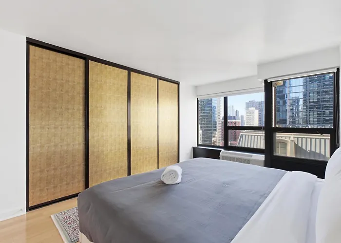 2bd River North Million Dollar Views! Parking Incl *