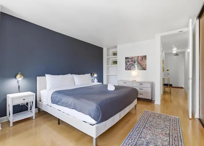 2bd River North Million Dollar Views! Parking Incl