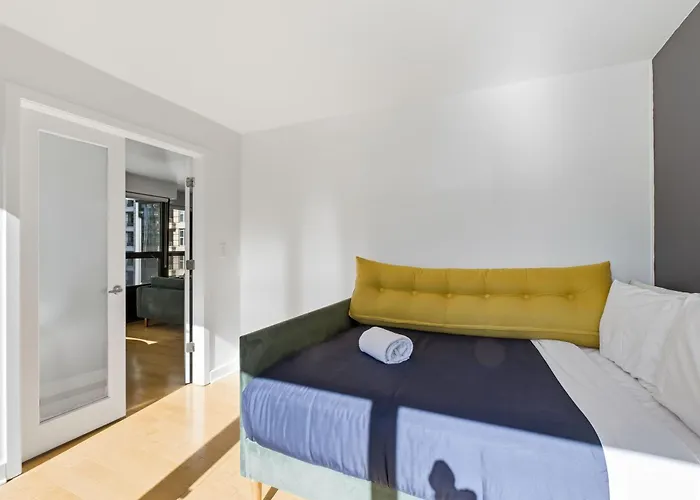 2bd River North Million Dollar Views! Parking Incl *